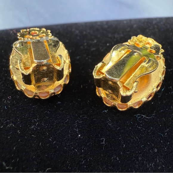 Vintage Cameo Earrings in Cream and Gold - Clip Ons - Picture 8 of 12
